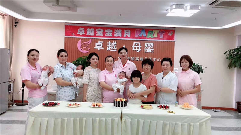 与月子妈妈和宝贝的大合照